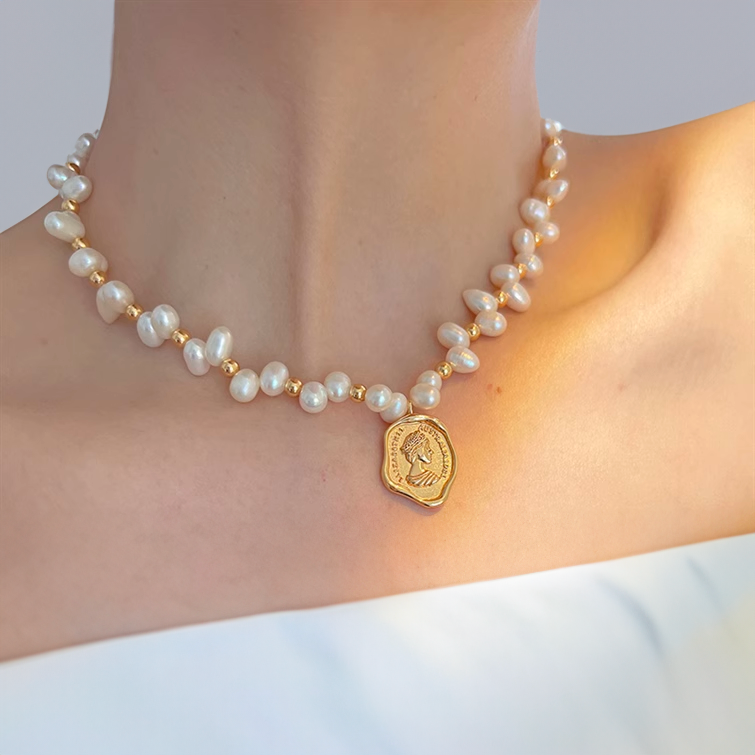 Seal Lacquer Pearl Necklace